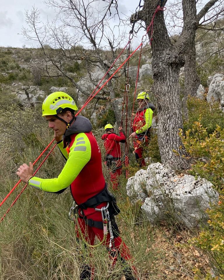 SDIS83's tweet photo. [SPECIALITÉS] 
Entraînement de l'équipe #Canyon 🧗‍♂️ du #SDIS83 dans la #Nartuby 🌊
10 #sauveteurs et 1 médecin ont participé à cet #exercice de secours.
➡️Au programme:
✅ Rappels guidés
✅ Nage aquatique 
✅ Tyrolienne 
▶️ Préparation opérationnelle avant saison 🌞 https://t.co/BVtsMDNxIW