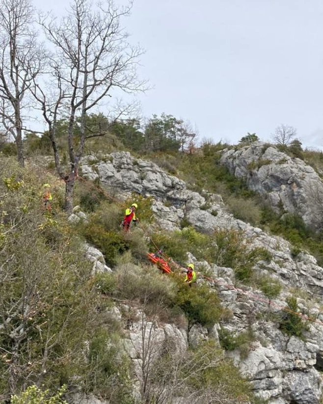 SDIS83's tweet photo. [SPECIALITÉS] 
Entraînement de l'équipe #Canyon 🧗‍♂️ du #SDIS83 dans la #Nartuby 🌊
10 #sauveteurs et 1 médecin ont participé à cet #exercice de secours.
➡️Au programme:
✅ Rappels guidés
✅ Nage aquatique 
✅ Tyrolienne 
▶️ Préparation opérationnelle avant saison 🌞 https://t.co/BVtsMDNxIW