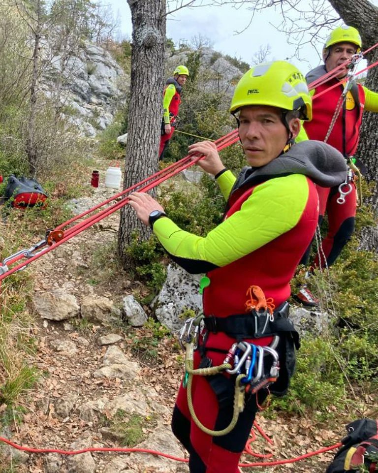 SDIS83's tweet photo. [SPECIALITÉS] 
Entraînement de l'équipe #Canyon 🧗‍♂️ du #SDIS83 dans la #Nartuby 🌊
10 #sauveteurs et 1 médecin ont participé à cet #exercice de secours.
➡️Au programme:
✅ Rappels guidés
✅ Nage aquatique 
✅ Tyrolienne 
▶️ Préparation opérationnelle avant saison 🌞 https://t.co/BVtsMDNxIW