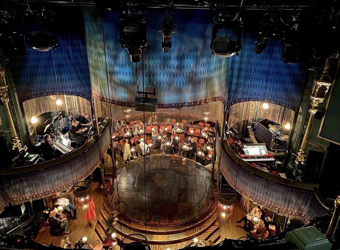 りば Kit Kat Clubロンドンの中身が少しずつあらわに お席に電話付いてるの本当にキャバレー仕様ですてき こういうサイズ感の劇場で観れるのいいなあ T Co Hppcdp2ehv Twitter