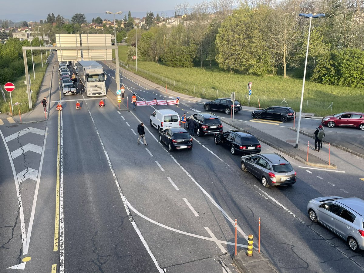 Nouvelle action de @Renovate_CH à Crissier (VD). Cinq minutes de blocage et déjà un embouteillage monstre avec des automobilistes plutôt fâchés. La police n’est pas encore sur place. @Blick_fr