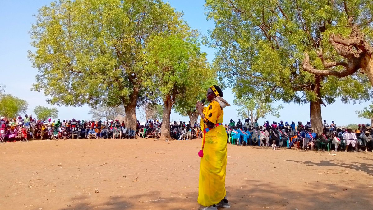 WVSouthSudan's tweet photo. Over 3K people from 2 clans &amp; stakeholders in #SouthSudan's Ulang County joined the peace dialogue led by Comm. Hon. Gen. Riek Gach Gatluak, elders &amp; chiefs, supported by World Vision, @Peaceforce &amp; @NILE_HOPE for lasting peace &amp; reconciliation. https://t.co/4Ygyd7gD6X. #SSOT https://t.co/NKr3hdTlHH