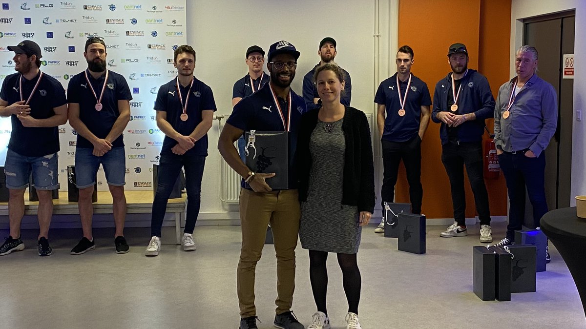 NogueChrystelle's tweet image. Soirée partenaires fin de saison et remise des médailles aux @CorsairesNantes qui ont terminé 3ème 🥉!👏👏👏

Une belle occasion de tester le #hockeysurglace avec les joueurs 🏒

@GESCO_SA soutient l’équipe depuis quelques années, à l’année prochaine ! 🙌

#sport