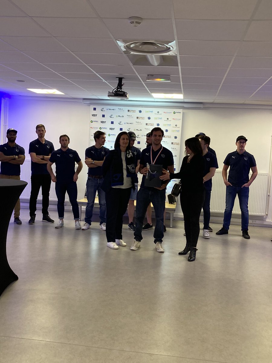 NogueChrystelle's tweet image. Soirée partenaires fin de saison et remise des médailles aux @CorsairesNantes qui ont terminé 3ème 🥉!👏👏👏

Une belle occasion de tester le #hockeysurglace avec les joueurs 🏒

@GESCO_SA soutient l’équipe depuis quelques années, à l’année prochaine ! 🙌

#sport