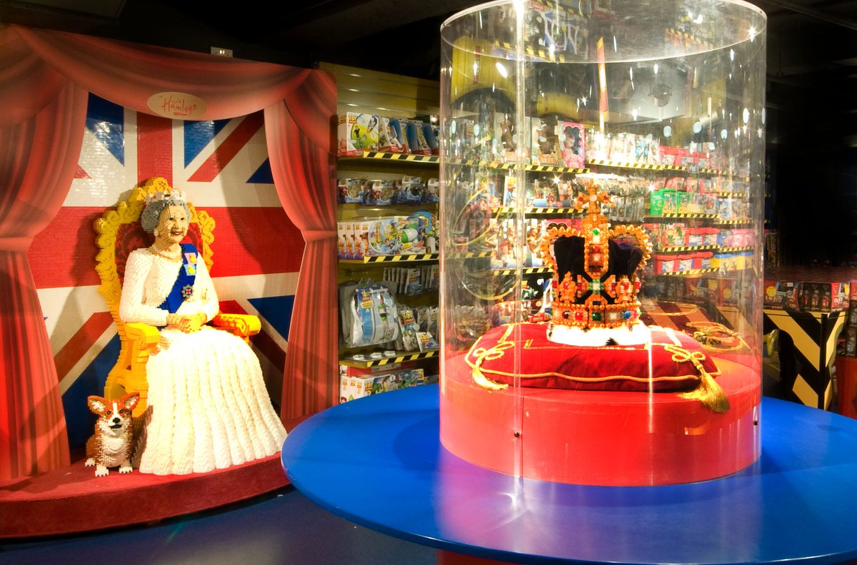 HamleysJp's tweet photo. リージェントストリートのHamleys本店には、レゴでできたエリザベス女王が👸👑✨
一緒にいるのは愛犬のコーギー❤️

#Hamleys
#ロンドン
#lego 
#レゴ https://t.co/Pc8Eg8cl0A