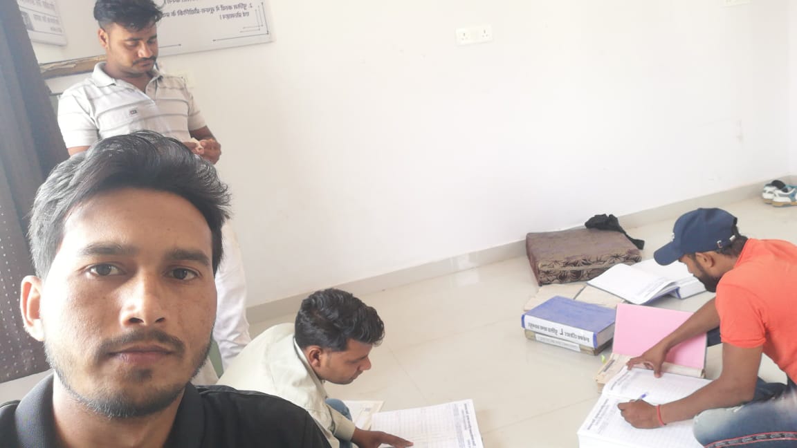 TheUpenYadav's tweet photo. यह तस्वीरें पुलिस थाने की है जहां 4 घंटे के लिए युवा बेरोजगारों की बंधुआ मजदूरी यानी इंटर्नशिप में ड्यूटी लगा रखी है l
@RajCMO
@RajGovOfficial https://t.co/MKFPCbw38j