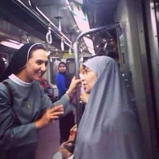 abuwaly's tweet photo. صوره ومعنى
اكتر شئ مبهج اليوم الجمعه 22 /4
المسيحين صايمين من الساعه 12ص ل 6م علشان الجمعه العظيمة
المسلمين صايمين من الساعه 3ص ل 6.30م رمضان
يعني بكده مصر كلها هتكون صايمة وكله هيفطر مع بعض
صومى خمسينك وأصوم ثلاثيني أنتى علي دينك وأنا علي ديني
ولكننا احباب واخوه🌹🇪🇬🌹💖🇪🇬🇪🇬💖 https://t.co/LRWh09dAnP