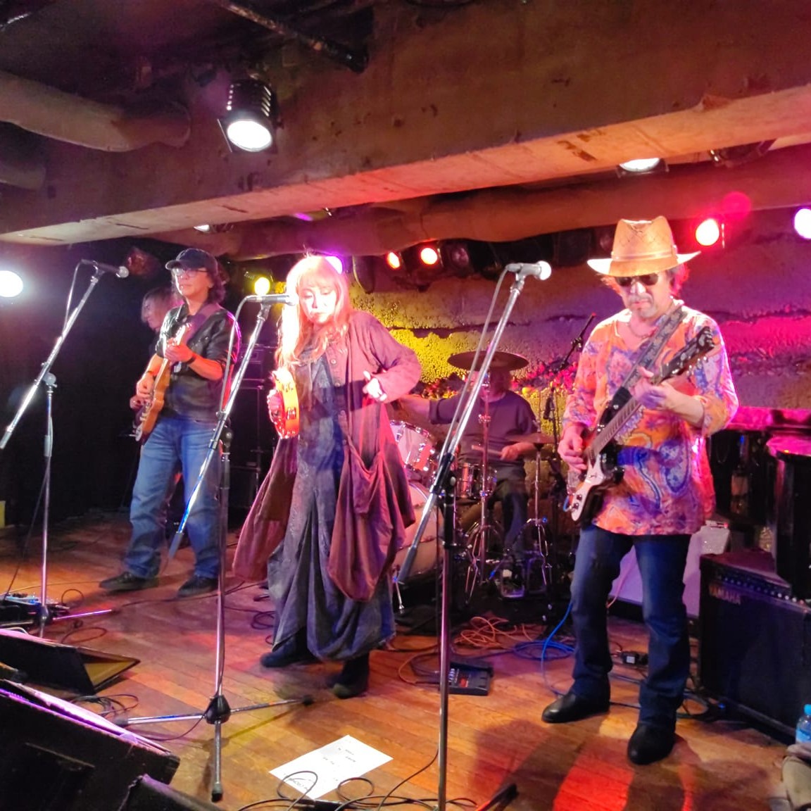 TheCromwell2's tweet photo. 昨晩、吉祥寺MANDA-LAⅡのLiveにお越しいただいた皆さま。【SERIKA AUF-KINO】のメンバーの皆さま。
アンコールで一曲パワフルに叩いて下さった久藤賀一さま。
MANDA-LAⅡスタッフの皆さま。
最高に楽しい時間となりました。有難うございまし��！！
#thecromwell #内藤まさみ #寺中名人 https://t.co/qNW5CX3Ltv
