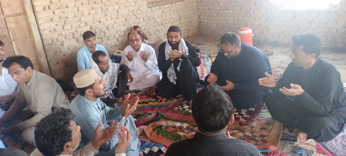 RashidChandyo's tweet photo. ميھڙ, ضلع دادو:
اڳوڻو يوسي چيئرمين (يوسي ٻاڦو/تعلقو ڪوٽڏيجي)
رئيس نثار علي چانڊيو ڳوٺ فيض محمد چانڊيو پھچي باھہ متاثر خاندان سان فاتحہ ۽ اظھار ھمدردي طور تي وارثن سان ملاقات ڪئي ۽ سندن ٿيل جاني ۽ مالي نقصانات جا تفصيل معلوم ڪيا،
متاثر خاندانن ۾ ڪپڙا پڻ تقسيم ڪيا ويا. https://t.co/8Uad6ZbRhm