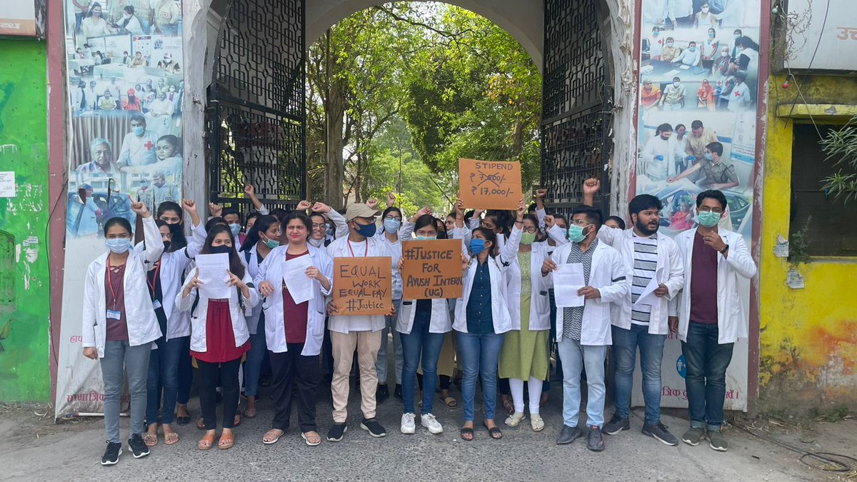 KanikaKn's tweet photo. @moayush @PMOIndia @CMOGuj @mygovindia Uttarakhand State AYUSH Interns protesting for equal stipend @pushkardhami @BJP4India @AmarUjalaNews @AU_DehradunNews @JagranNews @ndtv @aajtak @ZeeNews @ABPNews @timesofindia @htTweets @ravishndtv 
#JusticeForAyushInterns #EqualWorkDeservesEqualPay https://t.co/ynsfbnlcet