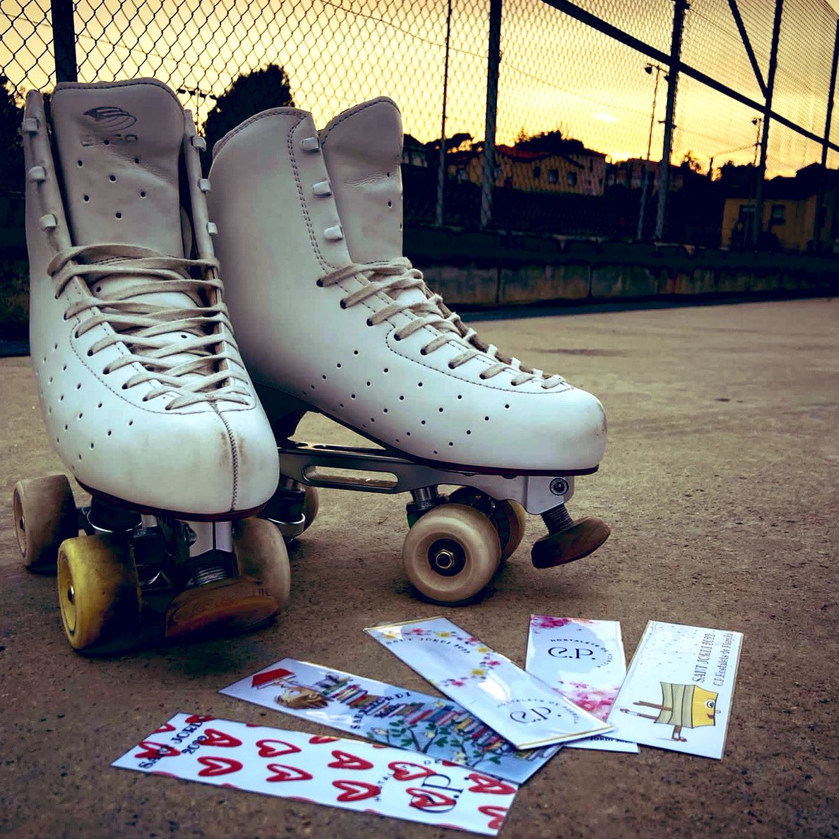 🌹Ja ho tenim tot preparat per Sant Jordi! 🌹

Veniu i participeu amb nosaltres comprant una rosa o un punt de llibre. 

📍Ens trobareu a la Placeta!