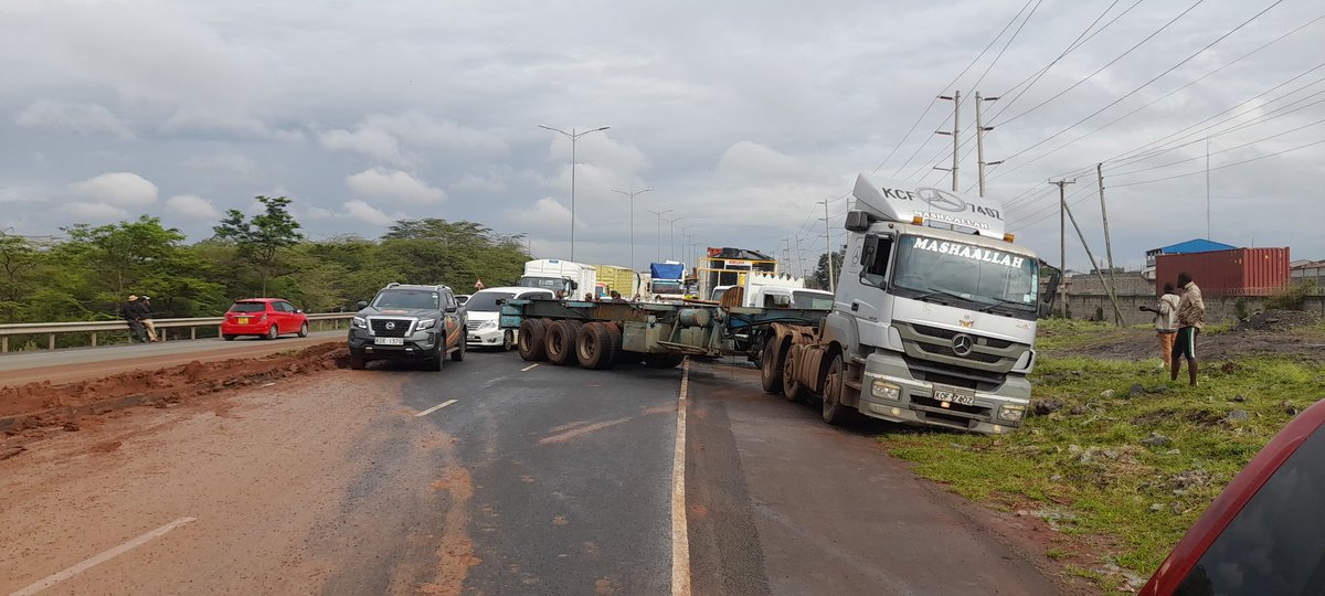 GalleryKhately's tweet photo. @Ma3Route trailer stalled across the  ICD Road  behind ole sereni. Avoid the route if you can. https://t.co/vJKpkADfHp