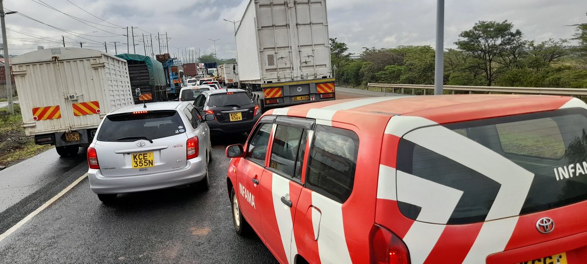 GalleryKhately's tweet photo. @Ma3Route trailer stalled across the  ICD Road  behind ole sereni. Avoid the route if you can. https://t.co/vJKpkADfHp