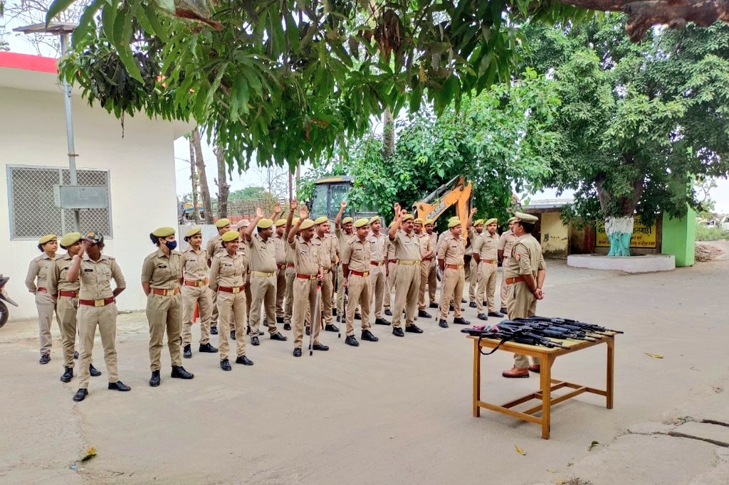 maharajganjpol's tweet photo. पुलिस अधीक्षक महाराजगंज के निर्देशानुसार आगामी त्योहारों के दृष्टिगत @PSSONAULI द्वारा दंगा नियंत्रण उपकरणों, टीयर गैस, एन्टी राइट उपकरणों व अन्य शस्त्रों आदि की साफ सफाई, रख-रखाव एवं मॉक ड्रिल किया गया।
#UPPolice https://t.co/wDPQK838mz
