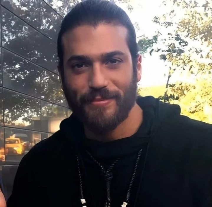 Bella31654810b's tweet photo. No nos equivoquemos: no necesitamos de alguien brillante que nos hable sino de alguien con un corazón abierto que nos escuche! Feliz viernes!#CanYaman https://t.co/IgX8GH4ddZ