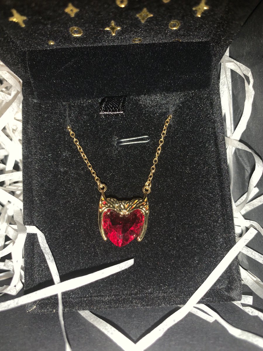mxhaesus's tweet photo. i got my wanda/scarlet witch necklace. it’s so pretty i am in love https://t.co/UuGUnToH2x