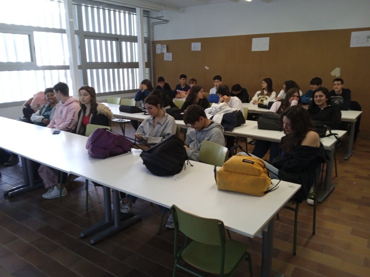 En marxa la diada de Sant Jordi al Benaprès! Cobrirem tots els actes des del taller de periodisme a càrrec d'alumnes de 4t d'ESO. #santjordibenapres2022