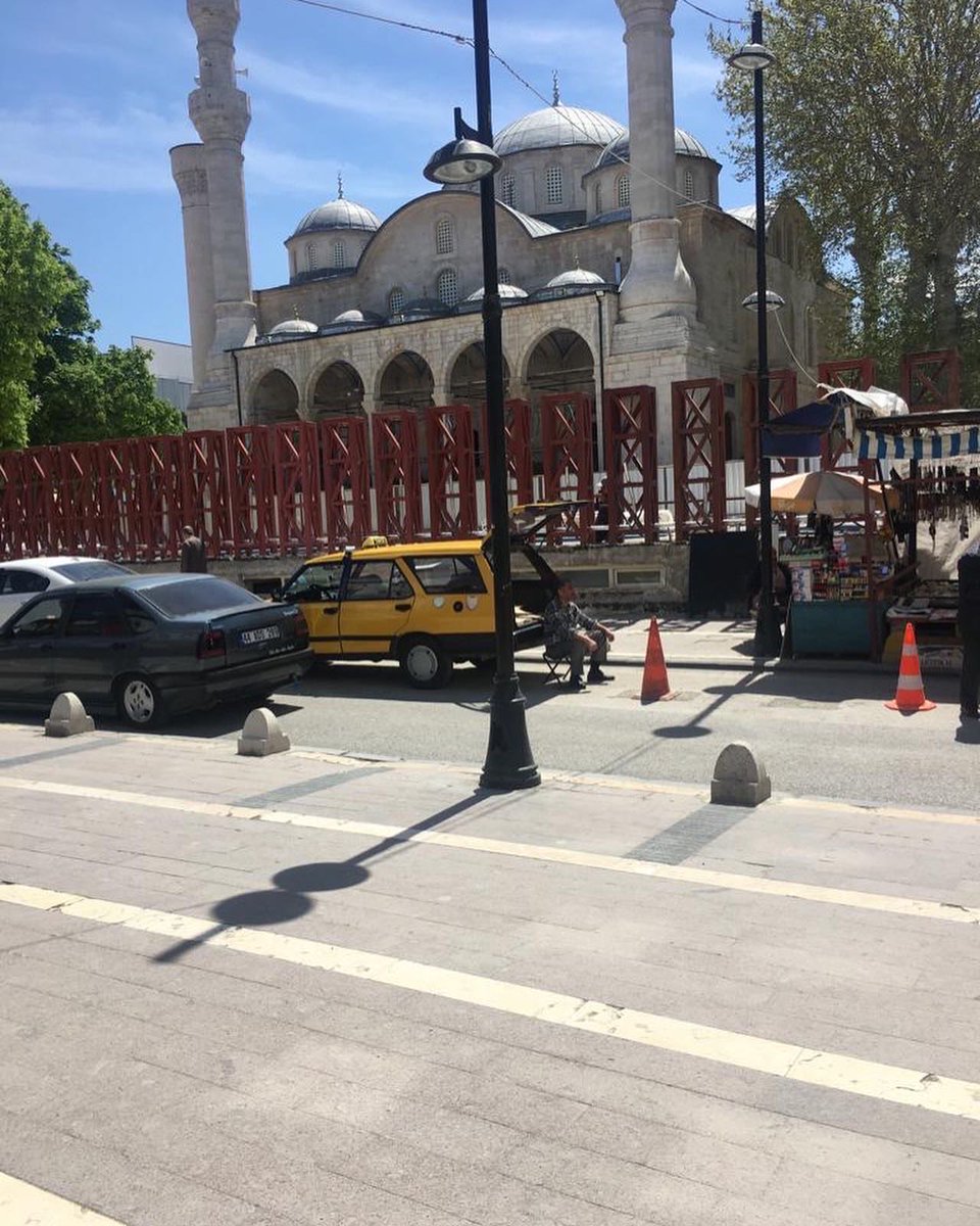 En yoğun insan kalabalığının olduğu Sultanahmet de dahi bahçe duvarı yok!…
      Çünkü ibadet yapıları bulundukları meydan ile halkın yapısıdır. 
     Caminin silüetini bozan, görüntüsünü kapatan her türlü imalata karşıyız…
      Hemşehrilerimizin desteğini bekliyorum
