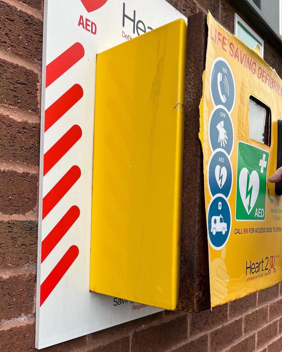 Jayne1412's tweet photo. The door on the cabinet at the Sorting Office in Great Yarmouth had rusted badly, it was peeling off. I bought a new door which my husband replaced for me, as the rest of the cabinet is fine, it looks like new now. #sortingoffice #defibrillator #greatyarmouth #heart2heartnorfolk https://t.co/8ItmZKk0Ud