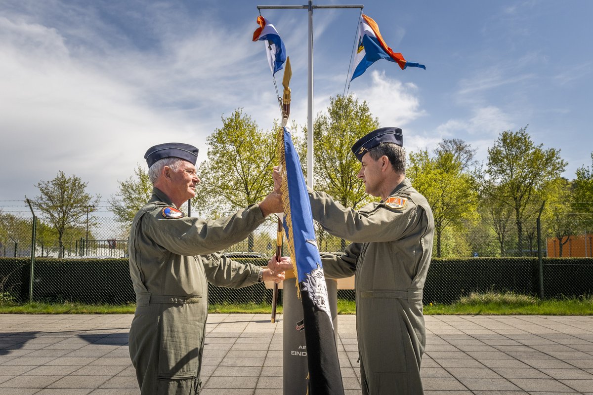 Een van de langst dienende vliegers (o.a. KDC-10) van de <a href="/Kon_Luchtmacht/">Koninklijke Luchtmacht</a> heeft het commando van het 334 squadron <a href="/VlbEindhoven/">Vliegbasis Eindhoven</a> overgedragen en verlaat na 43 jaar de luchtmacht. Erik namens het Air Mobility Command, bedankt en tot ziens.
