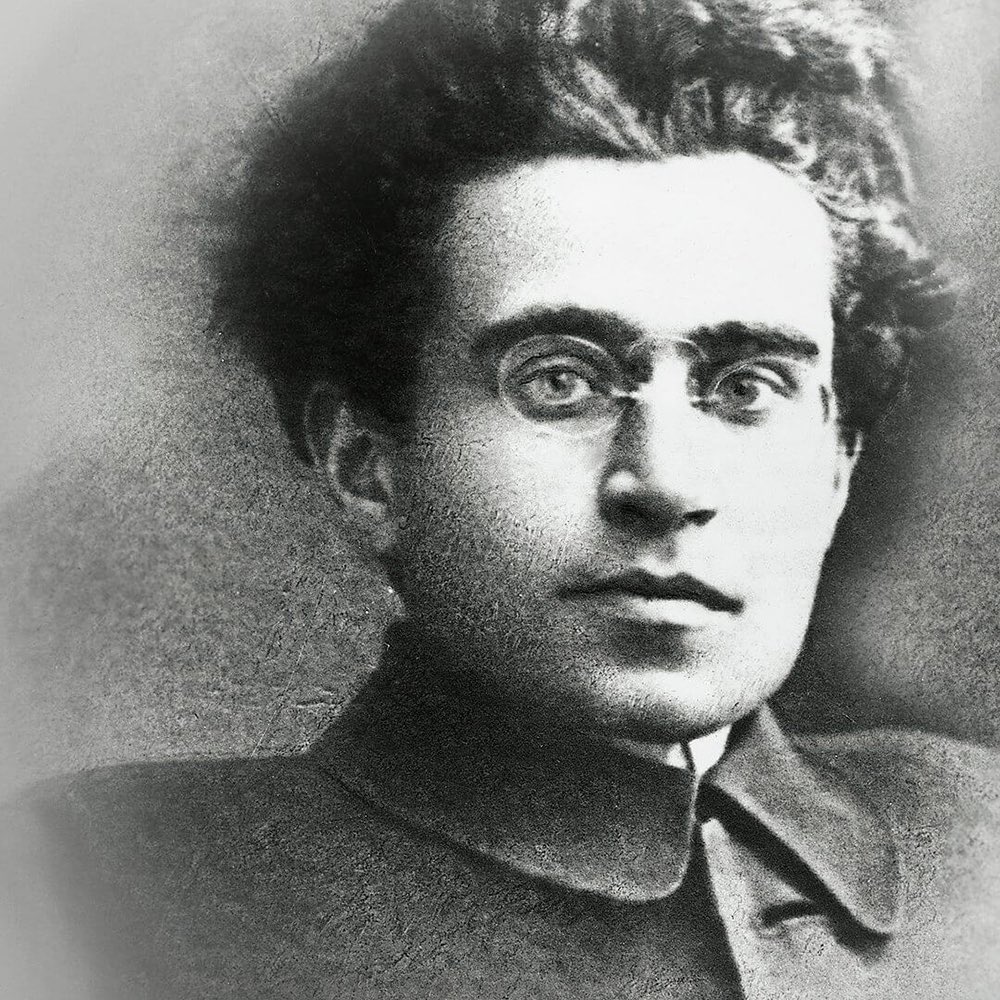 Il vecchio mondo sta morendo. Quello nuovo tarda a comparire. E in questo chiaroscuro nascono i mostri.
Antonio Gramsci