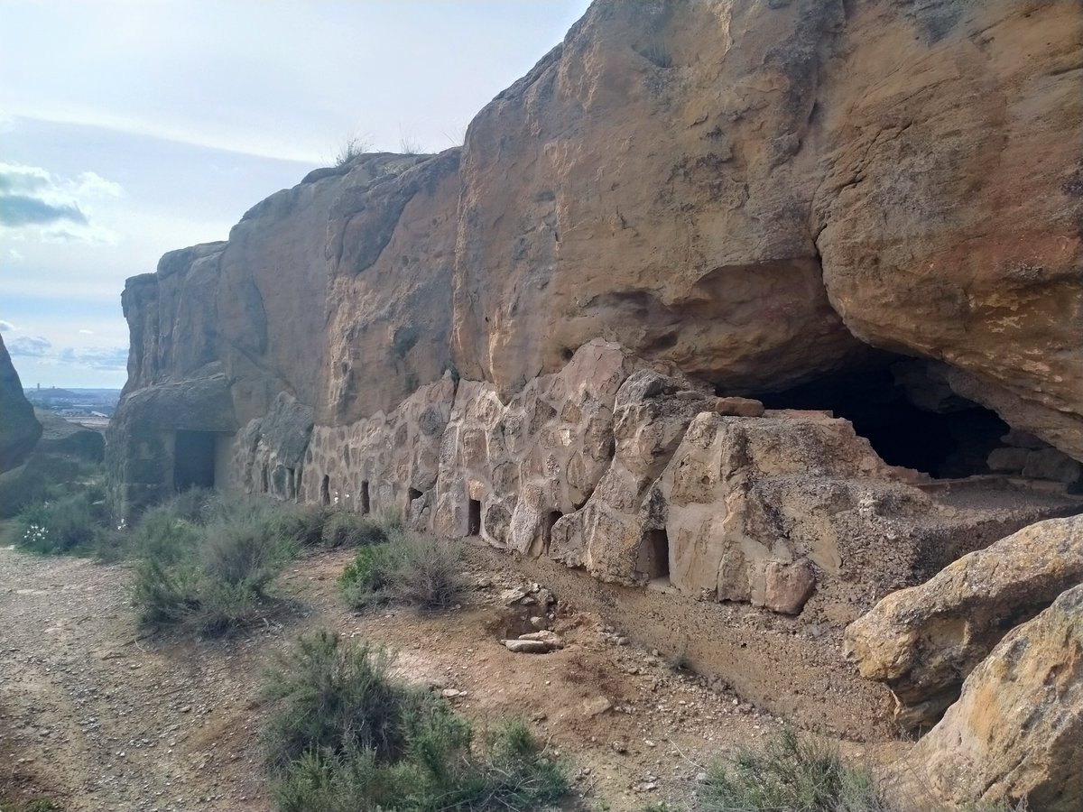 Ahir vam estar al Tossal de Moradilla preparant l'Itinerari de Memòria de <a href="/paerialleida/">Ajuntament de Lleida</a> i <a href="/Grup_MH_CEL/">Grup_MH_CEL</a>  del diumenge. El terreny es troba en òptimes condicions per fer la ruta. Us esperem  a partir de les 11:00 hores del dia 24 d'abril