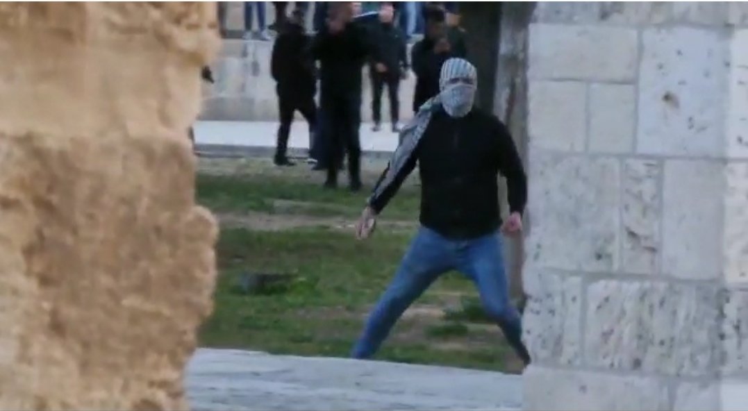 GalitPeleg's tweet photo. Every year it's the same scenario: While #Muslims go to pray in #AlAqsa, hundreds of incited #Palestinian #extrimists cause riots & violence. Israeli police arrests them, while the Arab leaders pour more fuel only to condemn #Israel. Aren't you sick & tired of this "game"? https://t.co/htkWMzRWO7