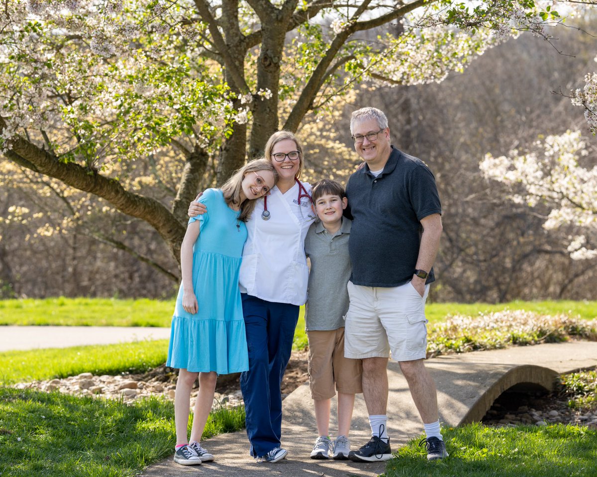 Veganlinz's tweet photo. We had family photos done and I found a new hobby https://t.co/wEciAcpgvE