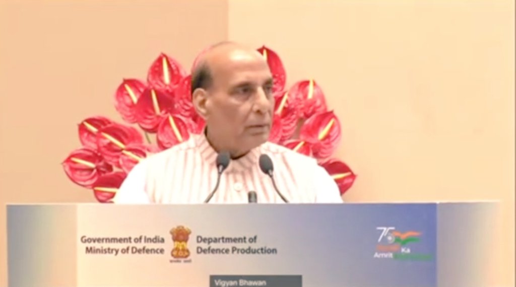 DefProdnIndia's tweet image. आज यह अत्यंत आवश्यक है, कि हम नई technologies के बारे में imagine करें, innovate करें, और उनको develop करेंI #DefConnect2.0, और iDEX, मैं समझता हूं आप सभी को इसके लिए एक अत्यंत महत्वपूर्ण, और unique platform provide कराता है:Hon&apos;ble Raksha Mantri Shri Rajnath Singh #DefConnect2.0