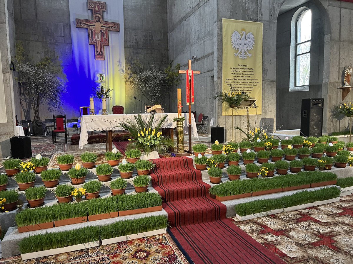Pięknie się prezentuje nowa świątynia w Modlinie Twierdzy, zarówno jej elewacja zewnętrzna jak i wnętrze.Mogłem się o tym wczoraj przekonać. Jednak najważniejsze jest to, że rośnie również ten żywy Kościół.
Drodzy duszpasterze, słowa szczerego uznania i podziękowania dla was!👏😇
