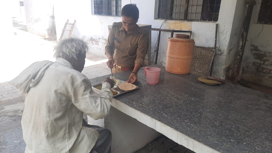 anjula_yadav10's tweet photo. आज दिनांक 22.04.2022 को थाना मोंठ जनपद झाँसी के एक आगंतुक बृद्ध व्यक्ति शिकायत लेकर आये ।  शिकायत का समाधान करने का आश्वसन देकर उनको म0का0 1662 अंजुला देवी द्वारा भोजन कराया गया व उनको थाना हाजा से सकुशल रूकसत किया गया  ।@moth_police @jhansipolice https://t.co/CPn8NeJOvV