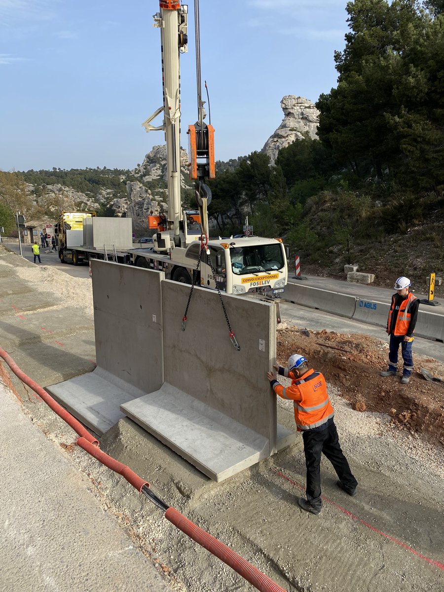 groupe_NGE's tweet photo. [#INSTANTCHANTIER] 💪 Clap de fin sur le chantier de renforcement de talus aux Baux de Provence (13) !

L'accès a été rendu aux riverains et restaurateurs, après 4 semaines de travaux. 

Félicitations aux équipes Guintoli et EHTP - groupe NGE pour cette réalisation ! https://t.co/T6Xulr9wRc
