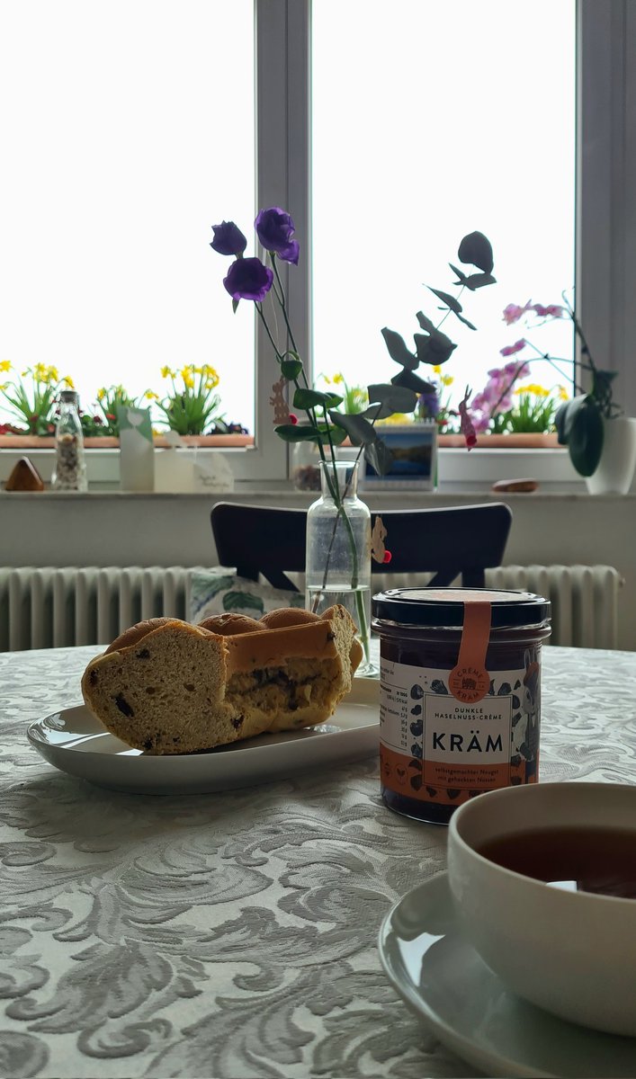 Opernjunkie's tweet photo. Dem grauen Start in den Freitag mit frischem Hefegebäck und herrlicher Haselnuss-Crème von #Goldhelm zur frühen #Teestunde trotzen 😋 https://t.co/EmrRzCwDsv
