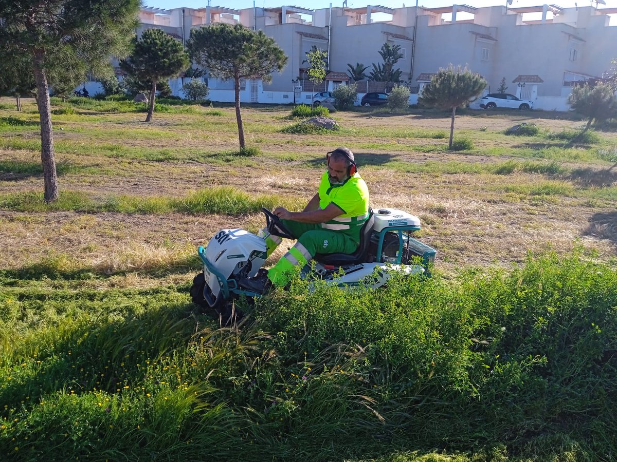 aguilasparques's tweet photo. 📍 Los jardineros de #STVGestión han realizado labores de mantenimiento en las zonas verdes de los #Collados en #Águilas.✅✂️
#STV #ServiciosParaTuTranquilidad #ElPlacerDeHacerloMejor @AYUNTAGUILAS https://t.co/kPy1ATQ6DP