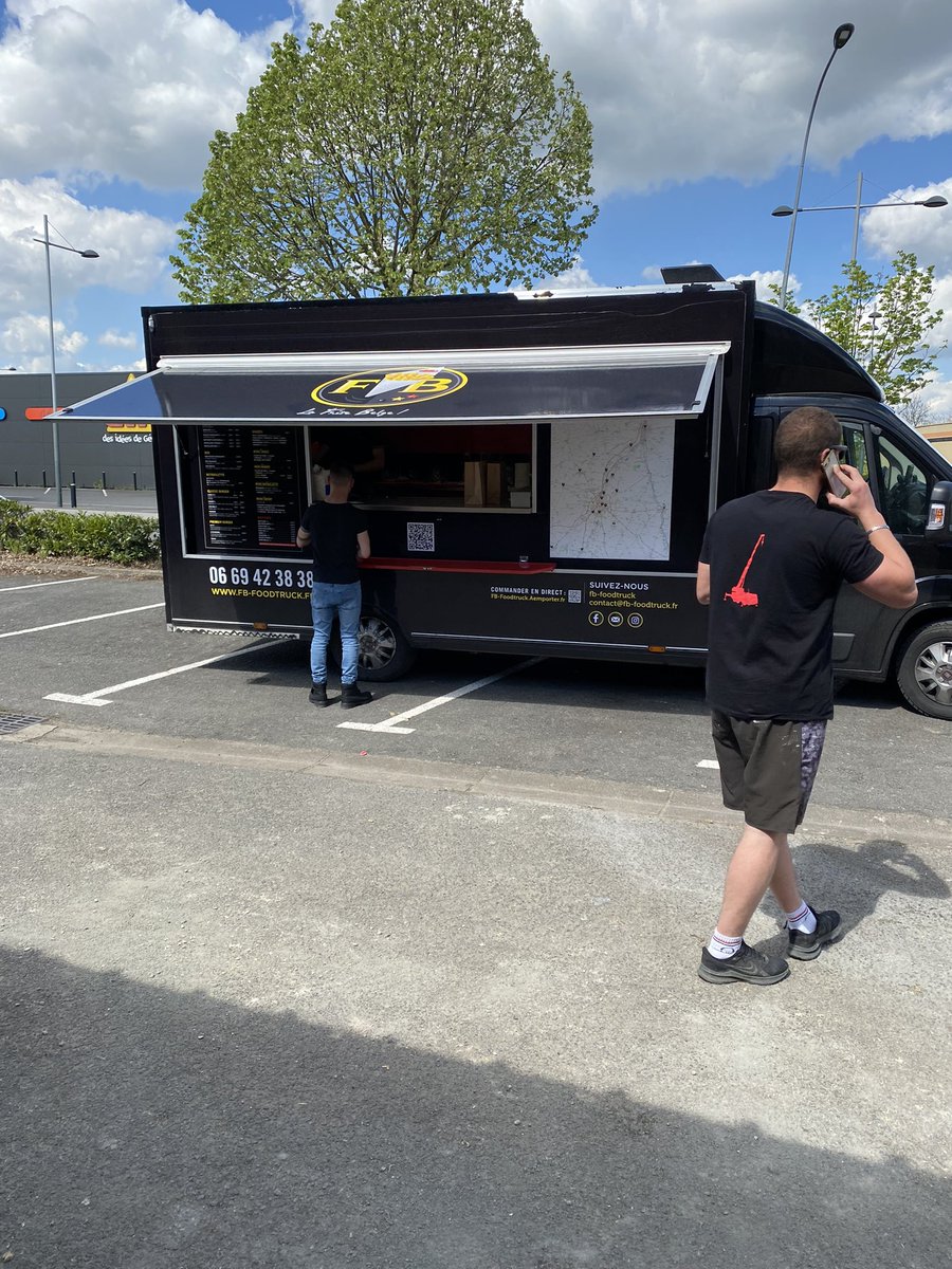 Millers_Larder's tweet photo. #France #hospitality lunch options Day 2.Weekly #freerange #Rotisserie #Chicken #Foodtruck u can order & Tatties -€26.00 & 👍 @VandBOfficiel lunchtime option 4 #MenuExpress #CraftBeer @WMccurrach @StBridesPoultry @LanarkshireLar1 @stephenbenn46 @Stephwade_Glas @Haggiskings https://t.co/b3f0mI69z1