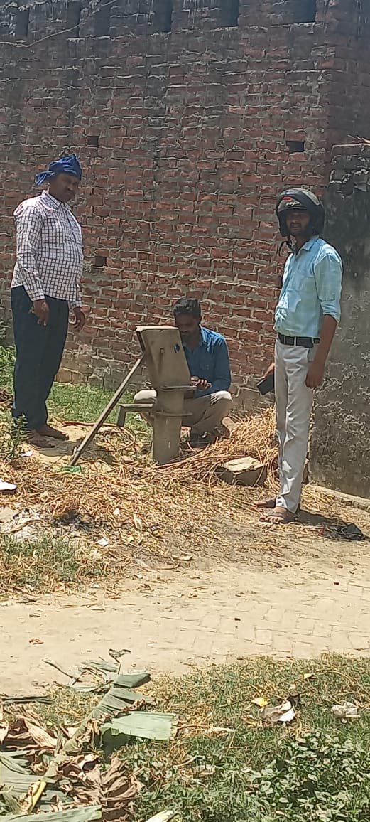 Bdo_Tarabganj's tweet photo. @GhanshyamJi_bjp @dmgonda2 सूचना मिलते ही तत्काल सचिव को अवगत करा दिया गया, अभी मौके पर मैकेनिक द्वारा हैंडपम्प सही किया जा रहा है https://t.co/3647GtON3z