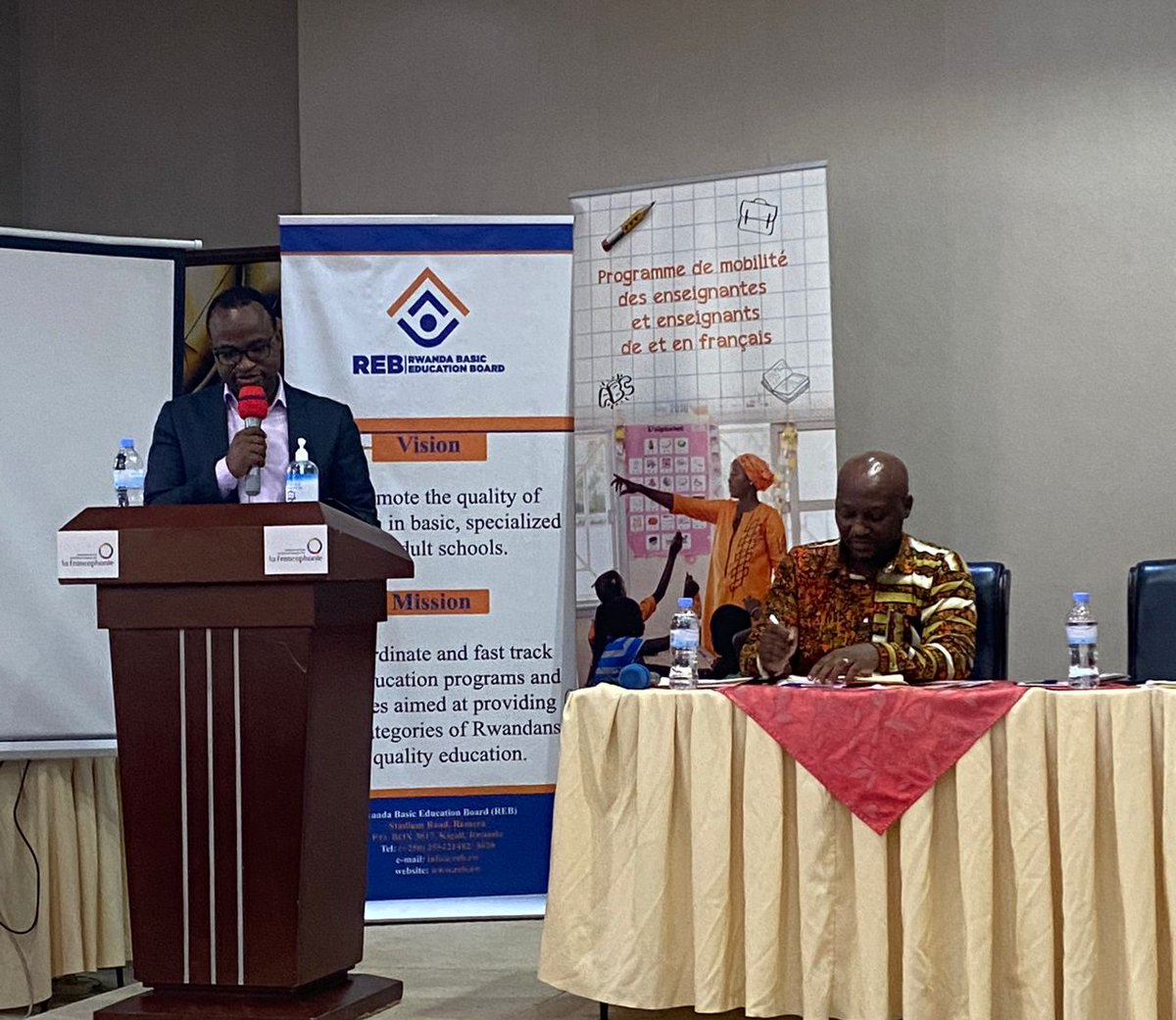 ambafrancerwa's tweet photo. Félicitations aux 45 enseignants, originaires de 11 pays francophones recrutés par @OIFrancophonie et @REBRwanda. Ce programme de mobilité, lancé en 2020 au Rwanda, s'inscrit dans le Plan national pour le développement de l'enseignement-apprentissage du français https://t.co/nGhDqq983r