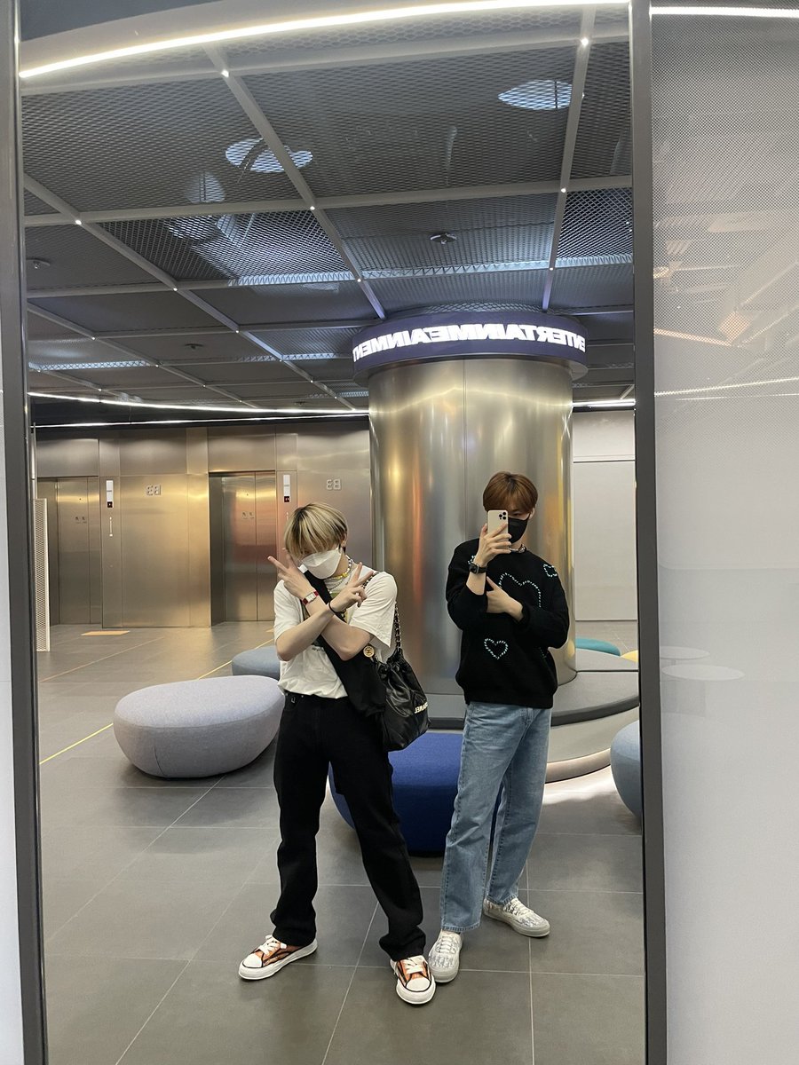 sukrace's tweet photo. me n who https://t.co/45l3P1ODFn