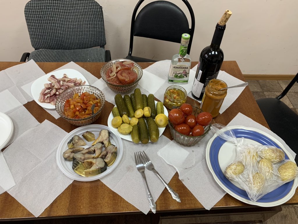 Aureolaaa's tweet photo. Эстетика провинциального корпоратива (2)
Отмечаем в 9:30 утра день рождения Ленина! Стол на 7 человек🥲 https://t.co/DQPejdlORM