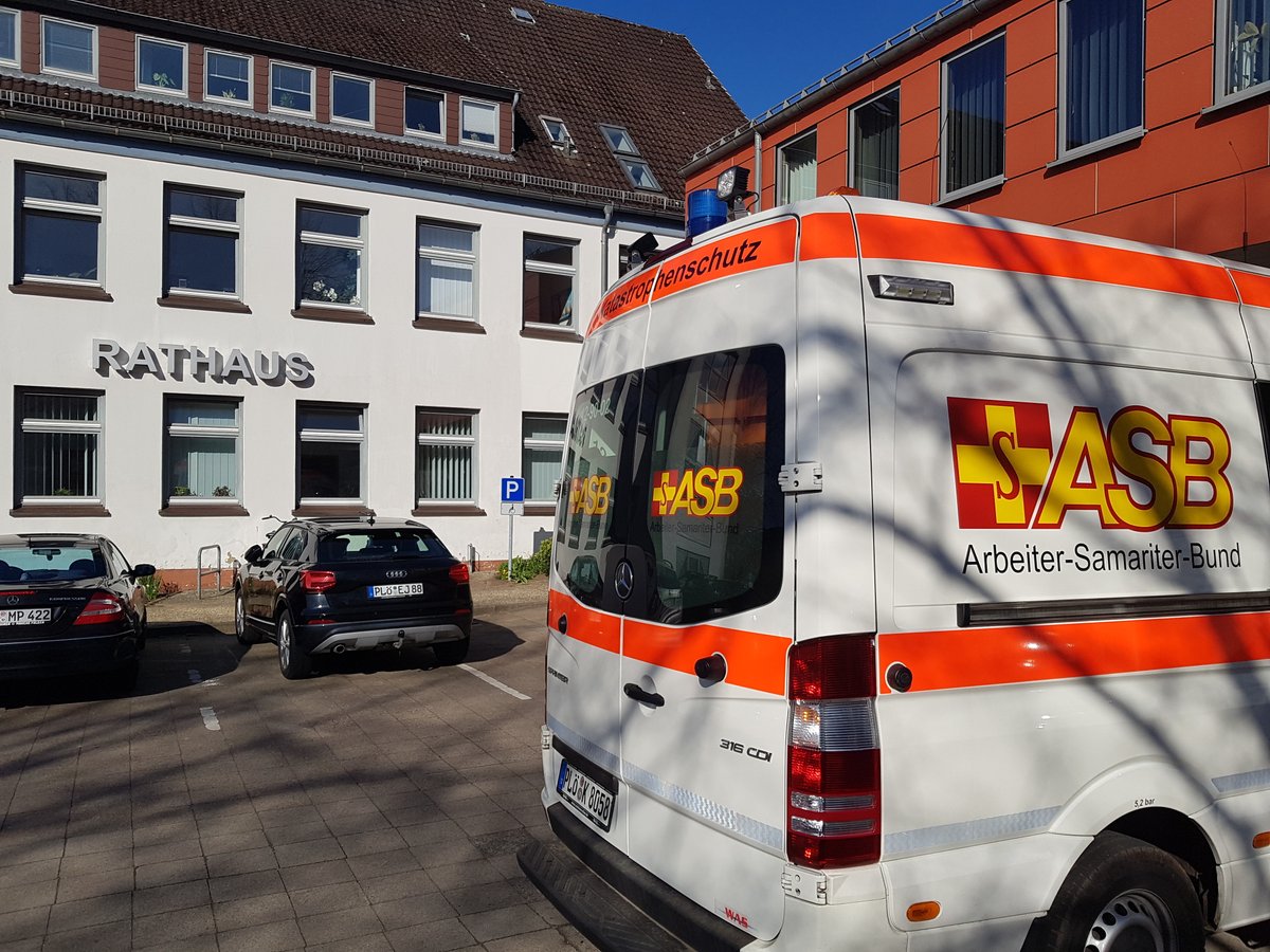 SH_Polizei's tweet image. Die Anwohner müssen bis jetzt ihre Häuser verlassen haben. Polizei und Stadt #Schwentinental kontrollieren derzeit, ob dem so ist. Im Anschluss soll die #Bombenentschärfung starten.