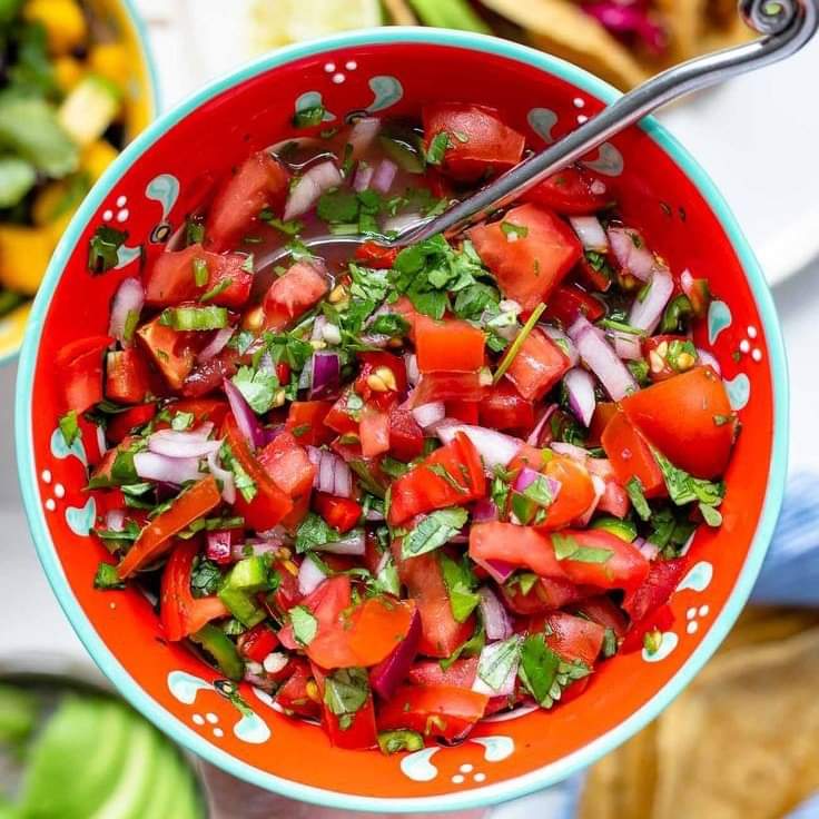 Masakan Muladhara (ROOT CHAKRA)
Chakra akar berwarna merah melambangkan darah kehidupan.
Mereka memberikan akar, bersentuhan dengan bumi, memperkuat perasaan vital.

Salad tomat Maroko

Aroma kuatnya membangkitkan keinginan untuk hidup.

🔥