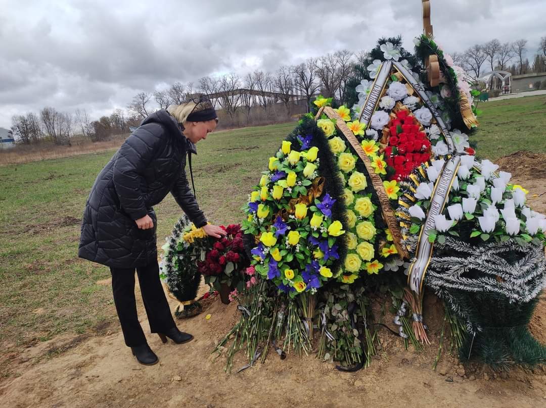 MFA_Ukraine's tweet photo. “The #Russians wished us good luck, then shot the column”, said Inna, mother whose son together with 6 other people were shot.

This is the hat of 13-year-old Yelysei from Brovary, near #Kyiv. And his white T-shirt the symbol of peaceful citizens.

#StopRussianWar
#ArmUkraineNow https://t.co/JVeg4x025g