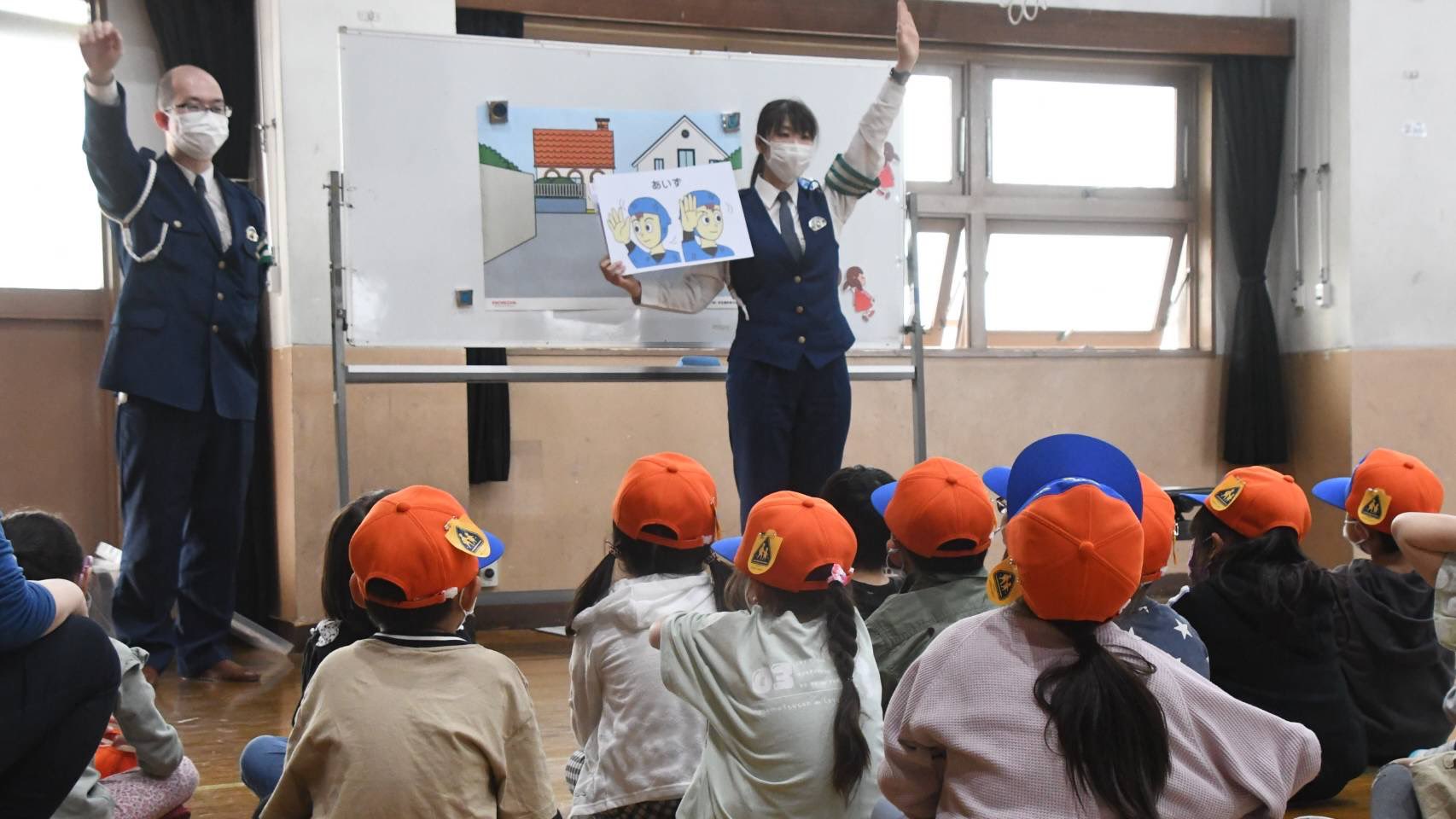 朝日新聞京都総局 横大路小学校の新1年生に府警が合図横断の交通安全指導を実施しました 道を横断するときは左右を見る 狭い道路を歩くときは右に寄る 基本的なことですが 大人になっても忘れてはいけません 新1年生の皆さん 登下校の際はお気 朝日新聞京都総局 横大路小学校の新1年生に府警が合図横断の交通安全指導を実施しました 道を横断するときは左右を見る 狭い道路を歩くときは右に寄る 基本的なことですが 大人になっても忘れてはいけません 新1年生の皆さん 登下校の際はお気