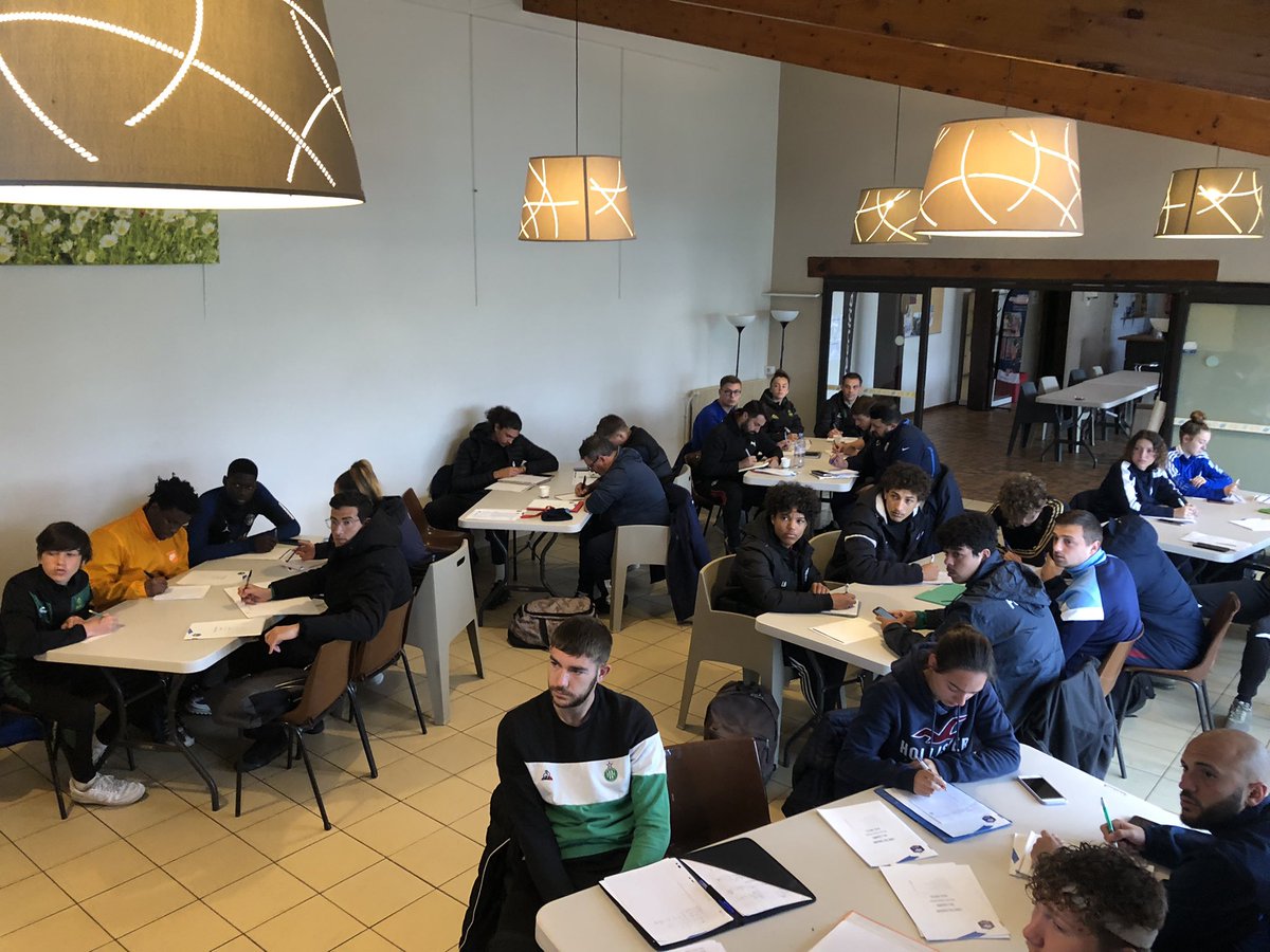 Formation CFF1 <a href="/LigueFootballNA/">Ligue de Football Nouvelle-Aquitaine ⭐️⭐️</a> à <a href="/CestasFootball/">CestasFootball</a>  32 personnes, 2 groupes, 3 formateurs. Les clubs de Gironde ne cessent d’envoyer des éducateurs en formation 👍