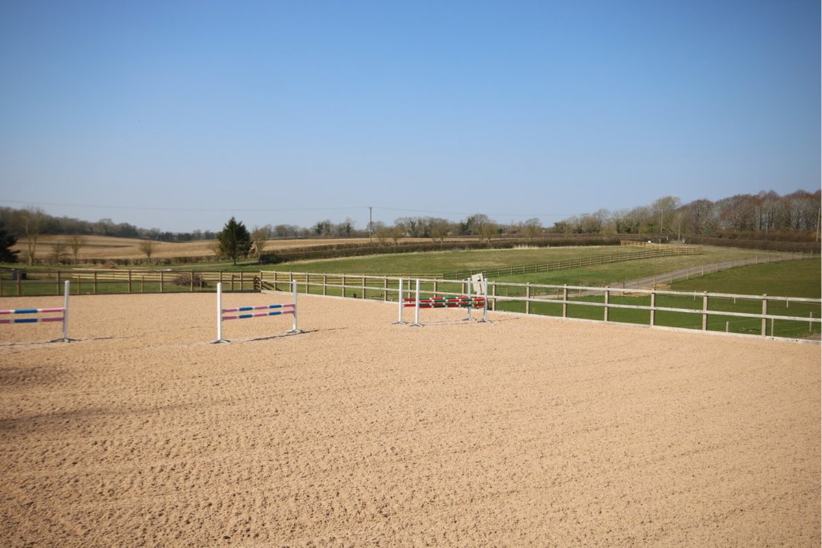 NEW LISTING @mooresproperty 2.8 Acres All weather turnout Stables 3 loose boxes & wash bay Tack/feed room Manege 4 beds Castle Bytham, Lincs £950,000 equestrianproperty4sale.com/property-for-s… #Equestrianproperty #propertyforsale