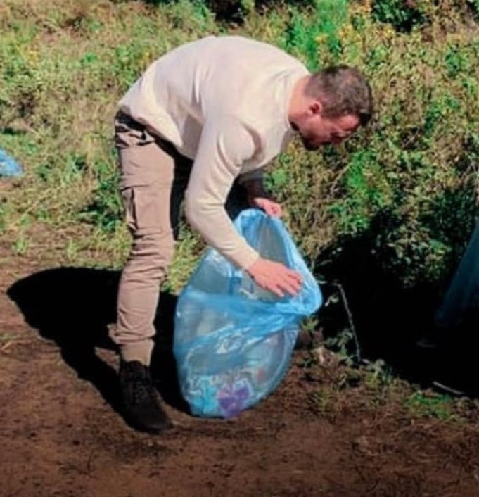 bitafkb's tweet photo. Once Kerem went to a forest to shoot for a clothing brand (H&M), first he cleaned the place he was filming on because he was so bothered by seeing all the trashes in the place, and then he started shooting.💚 #KeremBürsin #EarthDay https://t.co/BPLWT4NpxF