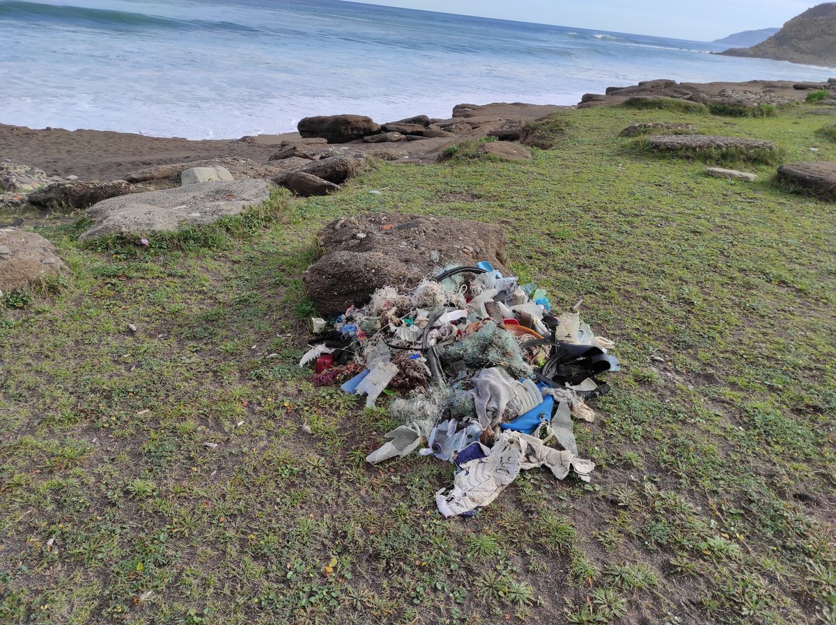 ramon_zbn's tweet photo. @GetxoUdala @Bizkaia por favor colocad las basuras en la playa de Azkorri. Alguien ha tenido el detalle de recoger la basura y amontonarla. Si no hay donde depositarla el viento la conducirá de nuevo al mar y por los arenales. Facilitadnos las cosas por favor. https://t.co/aJuacpCE19