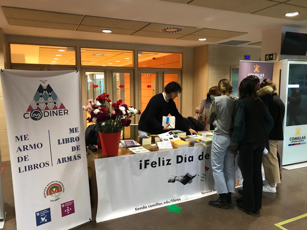 Ya estamos en el hall de <a href="/UCOMILLAS/">Universidad Pontificia Comillas</a> -
 Cantoblanco, contando como armándose de libros es la mejor de defensa para librarse de armas.. #DerechosHumanos <a href="/benpostacol/">BENPOSTA COLOMBIA</a> <a href="/EditComillas/">Publicaciones Universidad Pontificia Comillas</a> #DiaDelLibro
