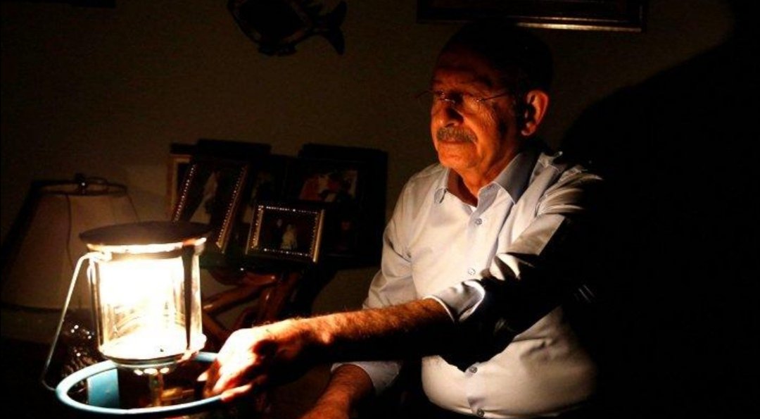 Biliriz her karanlık, aydınlığa çıkar !

Genel Başkanımız Sayın Kemal Kılıçdaroğlu, tek adam rejiminin ülkeyi soktuğu derin yoksulluğa dikkat çekmek için 1 hafta boyunca karanlıkta kalacak. 

Sayın Kemal Kılıçdaroğlu, halkın bu adaletsiz düzene karşı yükselttiği SESTİR.