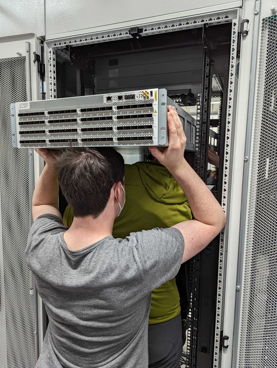 Aufbau neuer Edge-Standort für unsere neuste Server Hardware-Generation: 2x100Gbit/s pro Node, powered by Golang und Juniper. 

PS: We are hiring!

#streaming #waipu.tv #golang
